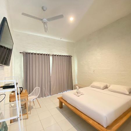 Pasir Putih Resort & Resto Maluk Exterior photo