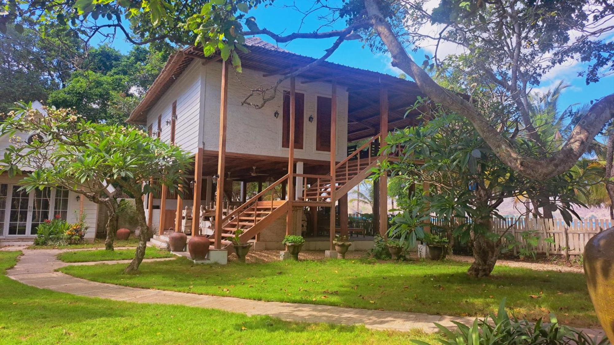 Pasir Putih Resort & Resto Maluk Exterior photo