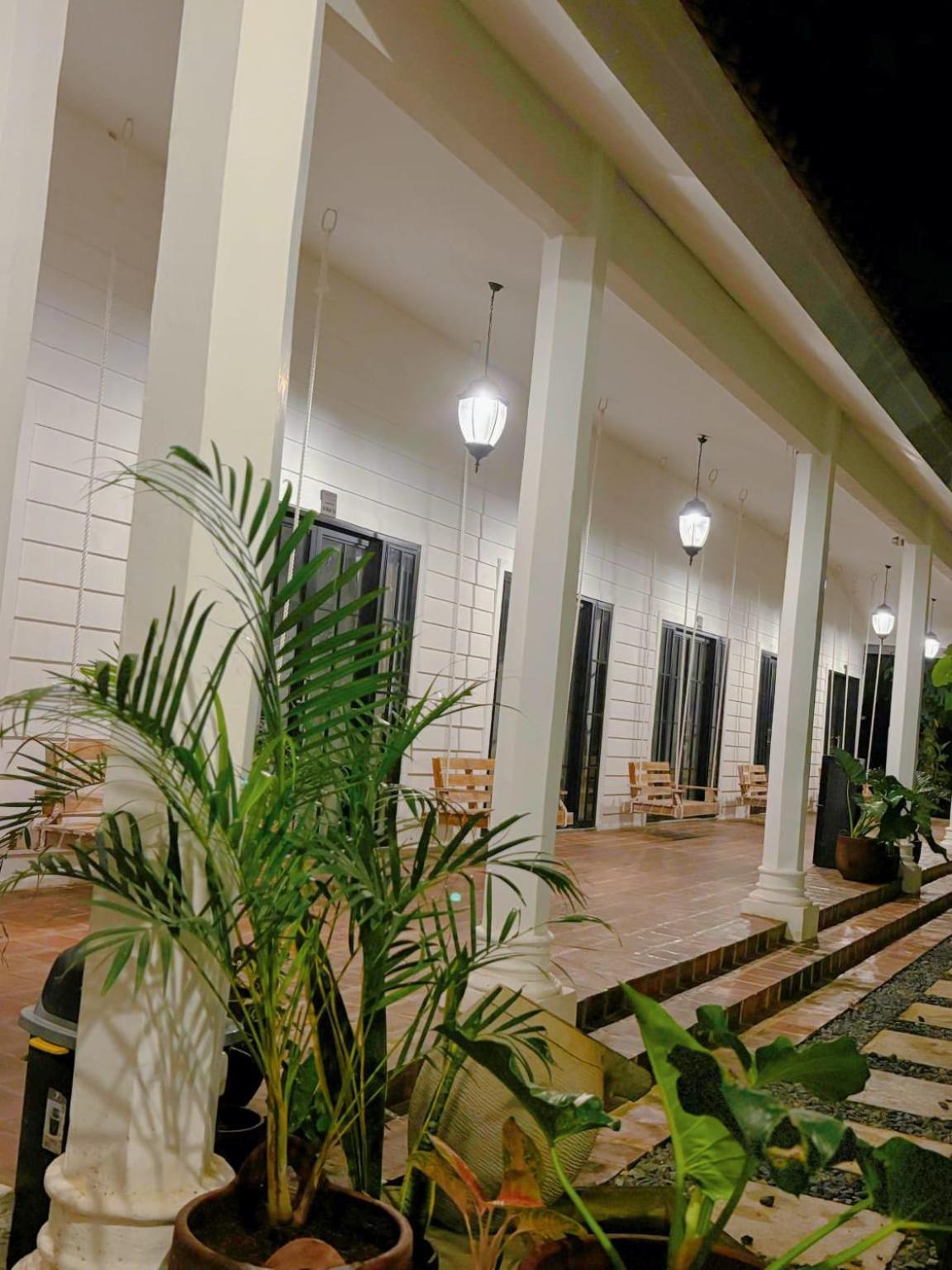 Pasir Putih Resort & Resto Maluk Exterior photo
